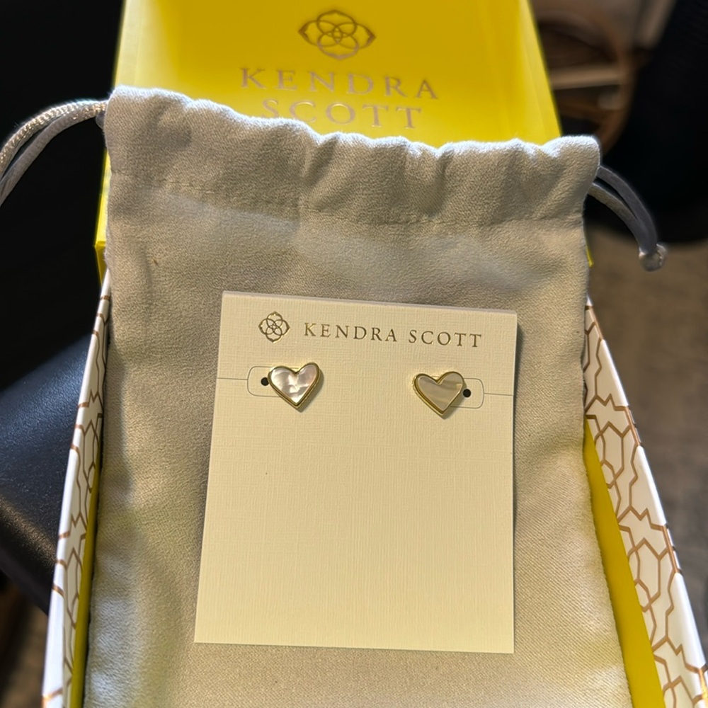 Kendra Scott Ari heart stud earrings